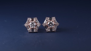 Boucles d'oreilles de luxe en or massif 14 carats avec diamants de laboratoire, design classique taille brillant, pour un style quotidien et une touche de mode. - Product Image 2
