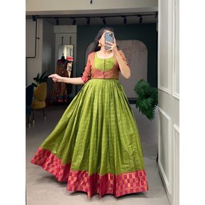 ชุดเดรสผ้าทอลายตารางแบบแฟชั่น ประดับด้วยงานปักดิ้นทอง พร้อมเสื้อคลุมสีเขียวโคติเพอร์รอต - Product Image 2