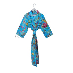 Kimono Cadeau de relaxation en tissu de coton pour les êtres chers Robe à encolure en V avec un design simple et un imprimé floral pour une tenue décontractée - Product Image 1