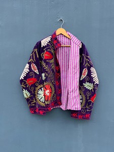 เสื้อแจ็คเก็ตกำมะหยี่สีม่วงหรูหราสำหรับผู้หญิง งานปักลายดอกไม้สไตล์ซูซานี ทำมือ  เสื้อโค้ททรงเบลเซอร์  สไตล์โบโฮ สำหรับฤดูหนาว - Product Image 1