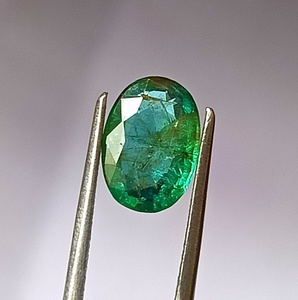 Émeraude naturelle zambienne de 1,90 carat, taille ovale facettée, pierre précieuse non montée - Product Image 2