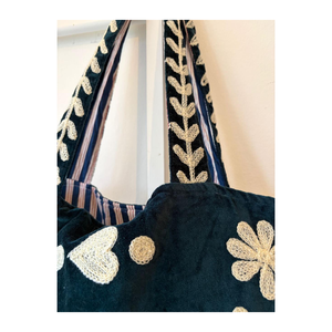 Elegante Bolso Tote de Terciopelo con Bordado de Amor y Paz, Bolso de Mano Estiloso para Uso Diario, Viajes, Compras y Accesorios para Fiestas - Product Image 4