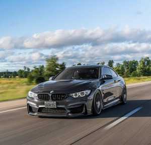 BM/W M4 Coupé noir, modèle WI, voiture de sport performante sur route - Product Image 1