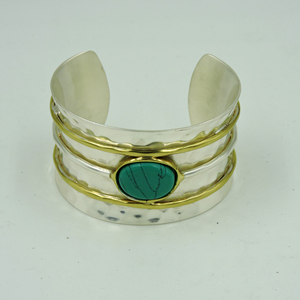 Bracelet manchette artisanal en laiton et turquoise, martelé, bicolore, en métaux mélangés, style bohème, large, argent et or, pour femme - Product Image 4