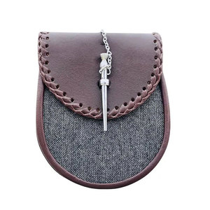 Sporran en cuir PU vegan marron, style écossais traditionnel, fait main, avec fermoir à broche, pour homme. - Product Image 1