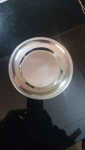 Petite assiette de service en acier inoxydable poli pour des dîners élégants, des événements prestigieux et les présentations de tables de mariage - Product Image 5