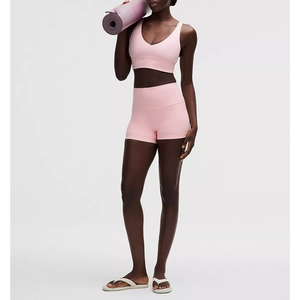 Conjunto de yoga sin costuras rosa para mujer: Top corto con cuello redondo y shorts de cintura media, 2 piezas, con tirantes convertibles, sujetador deportivo de spandex/nailon para entrenamiento. - Product Image 1
