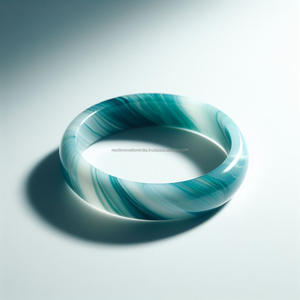 Lujoso brazalete de mujer Expert Artistry con elaborados adornos étnicos Diseño de diamantes de peso pluma para regalos - Product Image 2