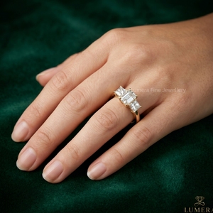 Anillo de Compromiso Clásico de Lujo con Tres Piedras de Diamante Cultivado en Laboratorio con Corte Esmeralda, Oro Blanco de 9KT, 10KT, 14KT y 18KT, Certificado IGI - Product Image 5