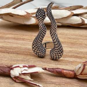Anillo de Serpiente Gótico para Mujer, Joyería de Latón con Acabado Plateado Oxidado, Diseño de Reptil, Venta al por Mayor - Product Image 1