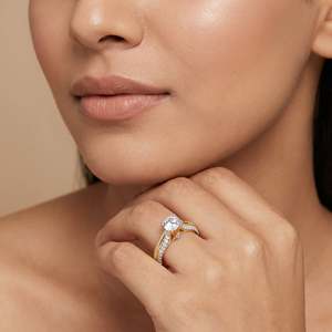 Bague de fiançailles élégante avec pierre centrale ronde et sertissage pavé en forme de V, en argent sterling 925, bijoux de mariée - Product Image 1