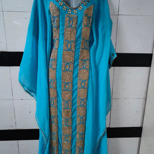 ชุดคาฟตันผ้าชีฟองสีเขียวขุ่นสุดหรู พร้อมแผงปักลายทองคำและรายละเอียดลายดอกไม้ที่คอเสื้ออย่างประณีต เหมาะสำหรับงานหรูหรา - Product Image 1