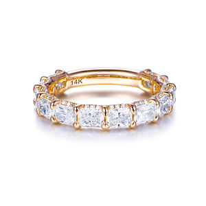 Anillo de Compromiso Unisex de Moda con Zirconia Cúbica Corte Esmeralda, Acero Inoxidable, Baño de Rodio y Engaste de Garras - Product Image 1