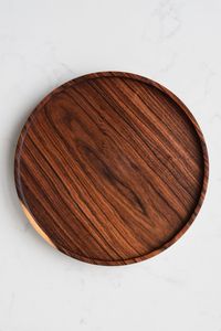Assiettes de mariage rondes en bois modernes avec gravure, design écologique et jetable - Product Image 6
