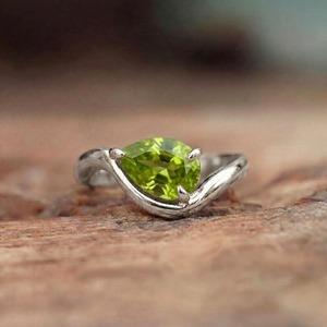 Anillo de Plata de Ley con Peridoto Natural en Engaste de Bisel Cristiano, Diseño Bypass, Piedra de Nacimiento de Agosto, Regalo Delicado de Cumpleaños para Ella - Product Image 6