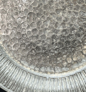 Assiette de présentation en métal argenté texturé avec motif grainé, design rond élégant pour mariage, banquet, fête et décoration de table à domicile - Product Image 3