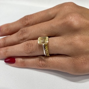 Anillo de Diamante Cultivado en Laboratorio, Corte Esmeralda, 2.60 ct, Color Amarillo Intenso, Certificado IGIC, Oro de 18K, Dos Tonos, Engaste de Bisel, Anillo de Boda - Product Image 2