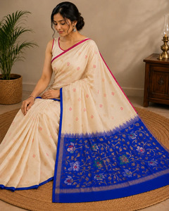 Sari en soie tissé à la main élégant, blanc cassé, avec pallu bleu roi, motif Jamdani, pour les fêtes traditionnelles indiennes et les mariages - Product Image 2