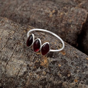 Anillo de Plata de Ley 925 Hecho a Mano con Granate Natural, Diseño de Tres Piedras, Joyería Religiosa Cristiana, Regalo - Product Image 6