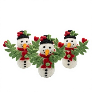 Décoration de Noël en feutre en forme d'animal avec baies de houx et ruban rouge, petite décoration murale d'intérieur faite à la main, écologique - Product Image 1
