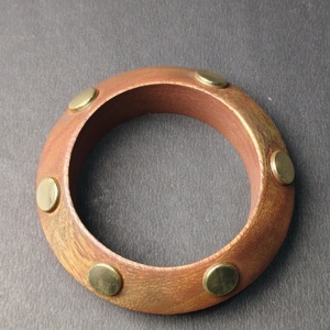 Bracelet en bois naturel bombé avec plusieurs incrustations de laiton doré - Bracelet bohème en bois sculpté à la main, respectueux de l'environnement - Product Image 6
