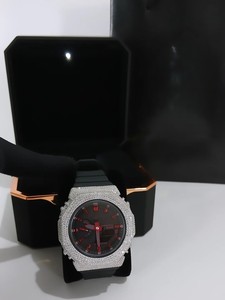Montre de luxe pour hommes avec strass, boîtier carré, analogique, à quartz, bracelet en silicone, cadran noir et rouge, 42 mm - Product Image 1