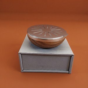 Quemador de incienso Bakhoor de madera con tapa metálica plateada con diseño de rayos de sol en una caja de cuero gris, perfecto para presentar fragancias para el hogar. - Product Image 1