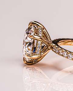 Bague de fiançailles unisexe de luxe en or massif 14 carats avec diamant de laboratoire taillé, halo dissimulé et pavé, certifiée IGI, solitaire - Product Image 5