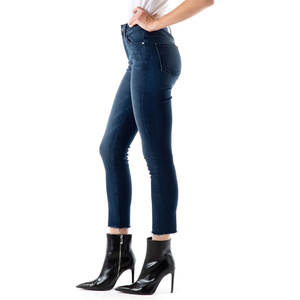 Jeans de mezclilla de lavado medio para mujer, cómodos, elegantes y casuales, venta al por mayor OEM - Product Image 4