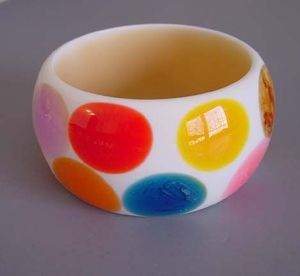 Bracelet manchette épais en résine pour femme, motif rayé et pois colorés, en acrylique, pour soirée - Product Image 2