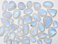 Vente en gros de cabochons de pierres de lune arc-en-ciel naturelles ORGANIQUE GEMS |   Pérolles bleues personnalisées à taille poire, formes mélangées, pour la fabrication de bijoux