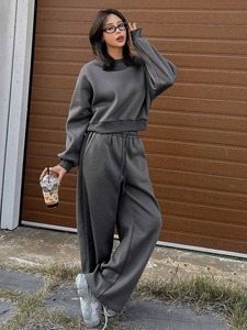 Ensemble de sport pour femme, veste zippée ajustée en coton et polyester, pantalon de jogging respirant et extensible, vêtements de fitness et de sport. - Product Image 6