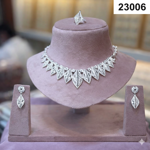 Ensemble collier, boucles d'oreilles et bague tendance en alliage de zircon plaqué or, motif floral, pour femme, idéal pour fiançailles, mariage et cadeau. - Product Image 6