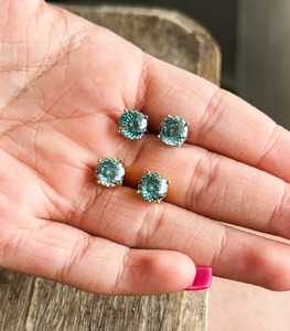 Pendientes de Moissanita Verde Azulado con Corte Portugués en Plata 925 Chapada en Oro de 14K, Personalizados con Piedras Preciosas para Mujer a Bajo Precio - Product Image 3