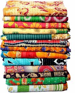 Edredón Kantha Ecológico Hecho en Bihar a partir de Sarees Antiguos en Capas con Sencilla Costura Recta Tejida y Estampada para Uso Doméstico - Product Image 3