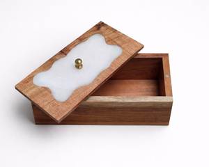 Boîte à bijoux élégante en MDF et résine, fabriquée à la main, avec une construction de qualité supérieure pour une utilisation de stockage à long terme - Product Image 3