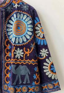 Veste brodée Suzani faite à la main, aspect velours riche, motif floral multicolore, style vintage, mode ethnique, artisanale, pour festival - Product Image 2