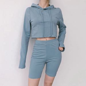Vente en gros Ensemble de bas de sport actifs personnalisés pour femmes 2 pièces Crop Top Hoodie Shorts-pour le sport et l'exercice - Product Image 2