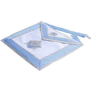 Delantal Masónico Personalizado Blanco con Ribete Azul, Compás y Escuadra Bordados, Insignia Cosida para Prendas - Product Image 4