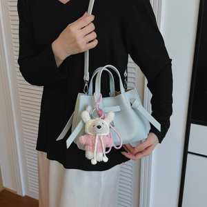 Borsa a Tracolla Minimalista in Pelle Sintetica Effetto Granulato, Mini Tote Chic Bianca con Charm Coniglietto in Peluche, Elegante Borsa Quotidiana per Giovani Donne - Product Image 5