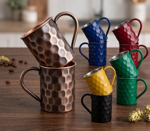 Tazas de cóctel de cobre martillado Moscow Mule, color amarillo mostaza premium y negro mate, con diseño de panal de abeja resistente y vibrante. - Product Image 3
