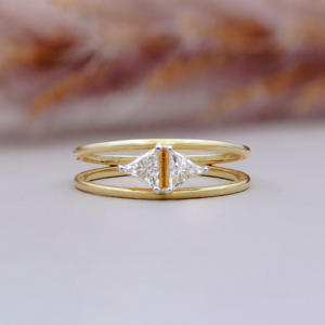 Anillo de Oro Amarillo con Doble Banda de Diamantes, Anillo Solitario Geométrico con Diamantes, Joyería Minimalista con Diamantes para Mujer - Product Image 1