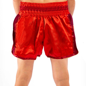 Shorts de sport pour homme personnalisés, en satin rouge uni, style Muay Thai, taille haute, fermeture élastique, respirants, style décontracté - Product Image 1