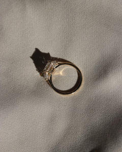 แหวนแต่งงาน/หมั้น วินเทจ ยูนิเซ็กซ์ ทองคำ 14k สีเหลือง ประดับเพชรทรง Emerald Cut พร้อมตัวเรือนแบบ Prong Setting คุณภาพระดับ IGI/GIA เหมาะสำหรับเป็นของขวัญในงานเลี้ยง - Product Image 1