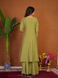 ชุดคุर्ติอานาร์กาลีทรงแฟลร์สุดฮิต พร้อมผ้าคลุมไหล่ปักลายหรูหรา – สำหรับงานแต่งงานและงานเฉลิมฉลอง - Product Image 5