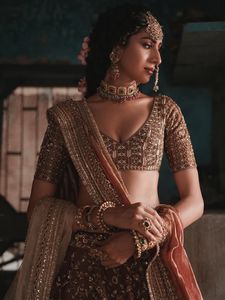 Lehenga de seda Kasturi con bordado de hilo y lentejuelas de la diseñadora Dori, con blusa de seda Kasturi y dupatta de seda Crunchy. - Product Image 2