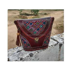 Bolso bandolera de cuero con cuentas bohemio de diseñador para mujer, patrón personalizado para compras nocturnas y fiestas, hecho a mano en la India - Product Image 2