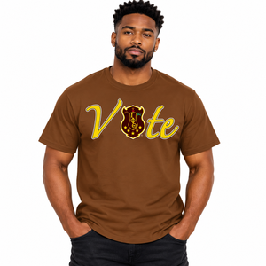 iota-phi-theta Camiseta con estampado gráfico de votación en color marrón para hombre, con logotipo del escudo de la fraternidad, manga corta, cuello redondo, informal, con letras griegas - Product Image 1