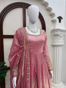 Vestido de diseñador de seda con bordado de hilo y lentejuelas, con conjunto de pantalón. - Product Image 6