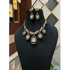 Ensemble collier et boucles d'oreilles classiques en moissanite plaqué or de qualité supérieure, idéal pour les fiançailles, les mariages, les cadeaux et les tenues de soirée pour femmes - Product Image 1